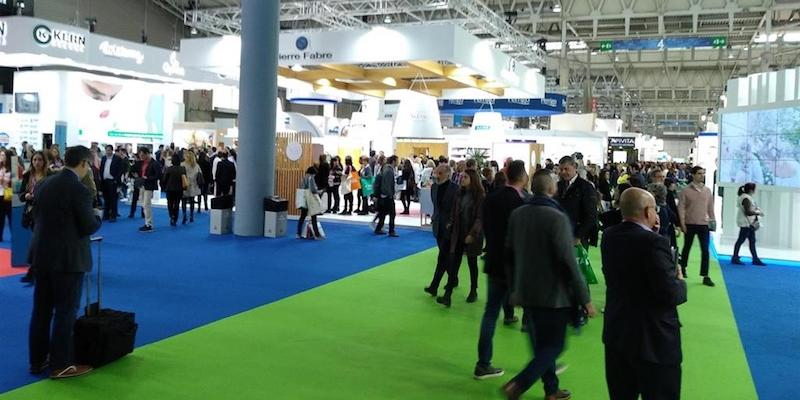 Cáritas Diocesana de Madrid se hace presente en el stand de FarmaSolidaria para dar a conocer sus iniciativas sociales