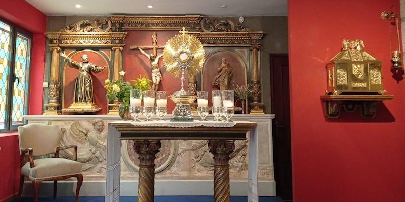 Monseñor Jesús Vidal administra el sacramento de la Confirmación en San Ignacio de Loyola de Torrelodones