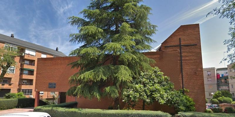 Juan Carlos Vera administra el sacramento de la Confirmación en San Agustín de Alcobendas