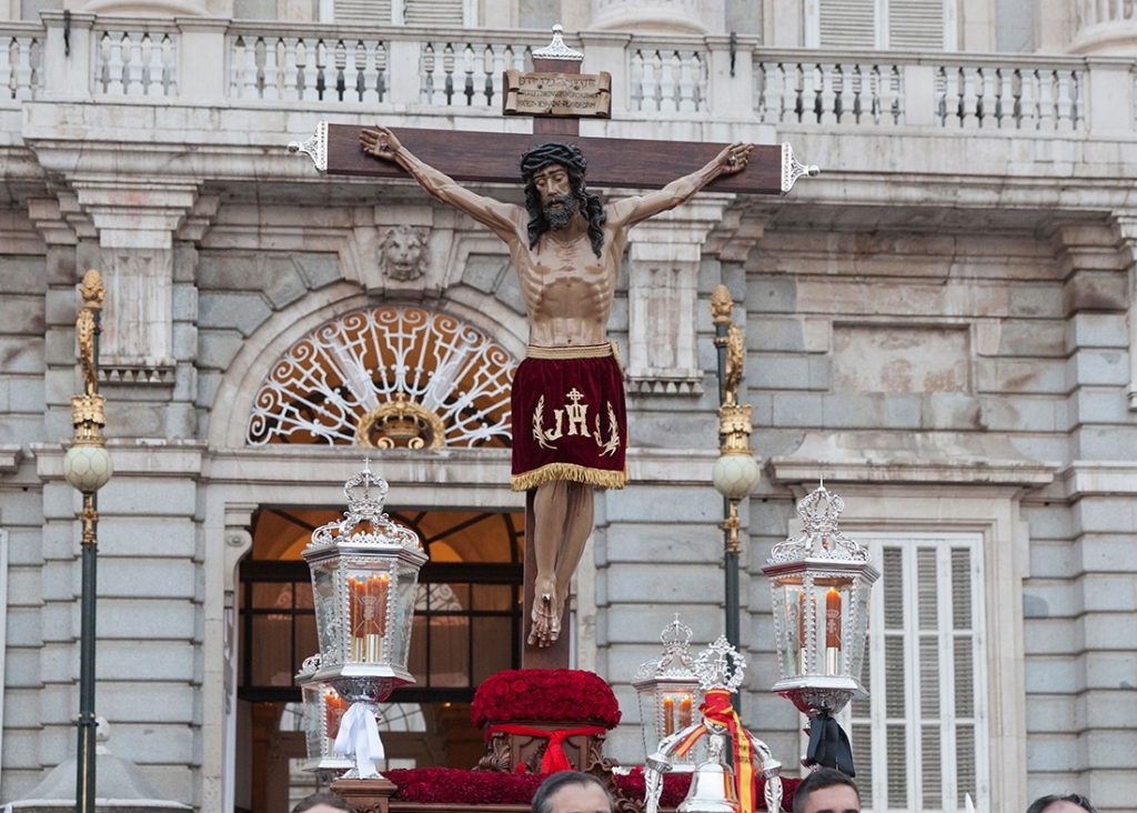El cardenal reza una estación ante el Cristo de los Alabarderos en el Palacio Real