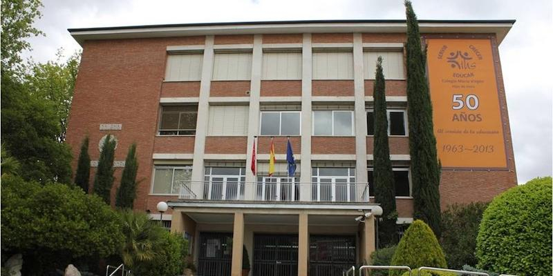 Juan Carlos Vera administra el sacramento de la Confirmación en el Colegio María Virgen Jesuitinas