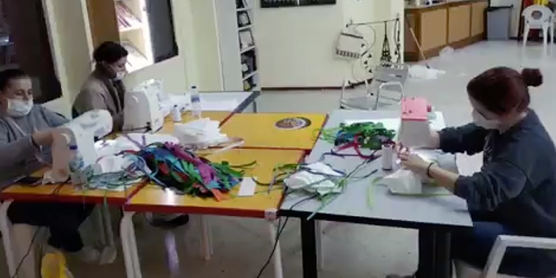 La hermandad del Rocío de San Sebastián de los Reyes promueve una iniciativa solidaria de confección de mascarillas