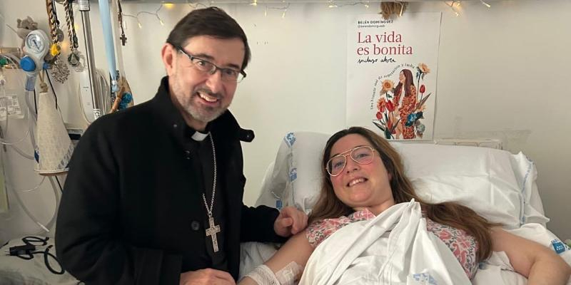 Así fue la visita del cardenal José Cobo a la joven Belén Domínguez en el Hospital Ramón y Cajal de Madrid: «Una experiencia maravillosa»