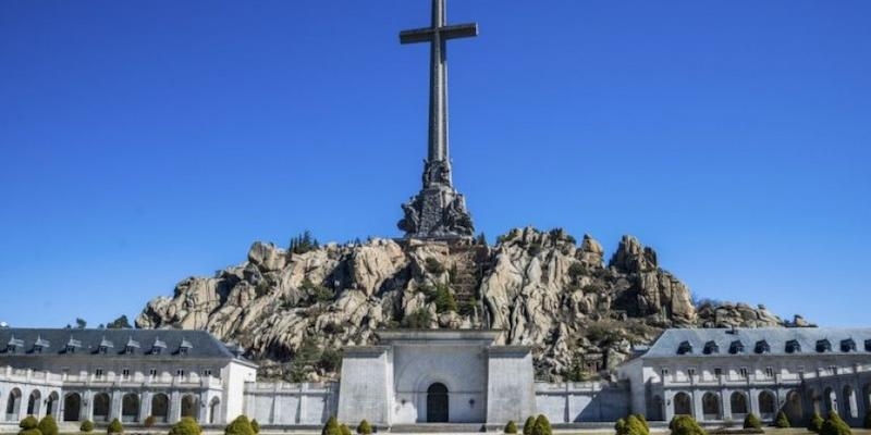 Monseñor Juan Antonio Martínez Camino imparte el sacramento de la Confirmación en la basílica del Valle de los Caídos