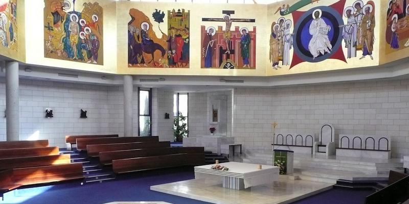 El vicario episcopal de la VI administra los sacramentos de la iniciación cristiana en Santa Catalina Labouré