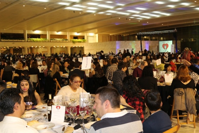 El Palacio de Congresos acoge la IV edición de 'Te invito a cenar', una cena solidaria para 500 personas con dificultades