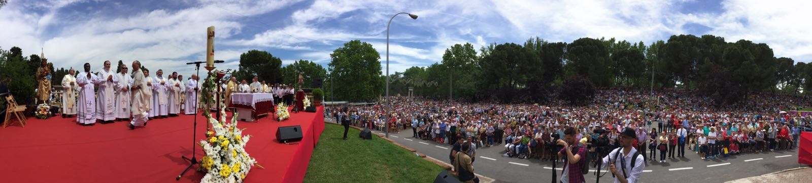 Jóvenes reparten una oración del purpurado en la pradera