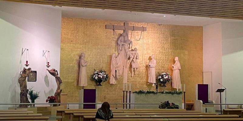 El padre Ángel Camino administra el sacramento de la Confirmación en Santa María Soledad Torres Acosta