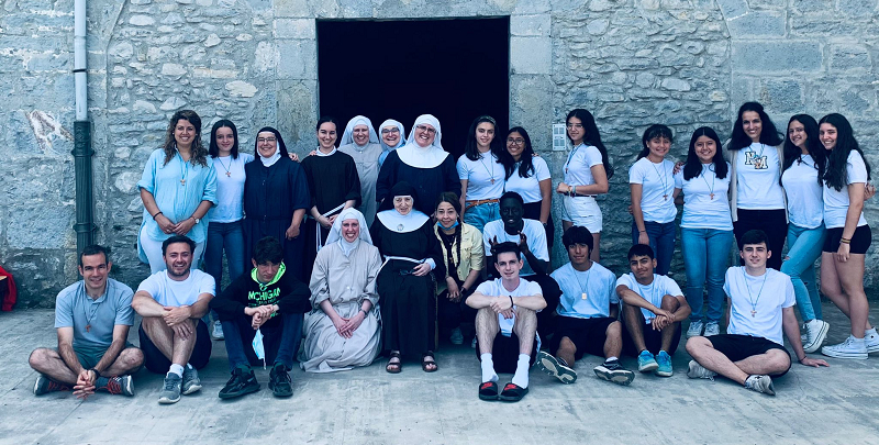 El 'Repara mi casa' que los jóvenes de San Andrés Apóstol han llevado a cabo con las clarisas de Orduña