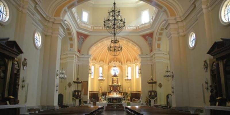 El vicario episcopal de la VII administra el sacramento de la Confirmación en San Lorenzo Mártir de El Escorial