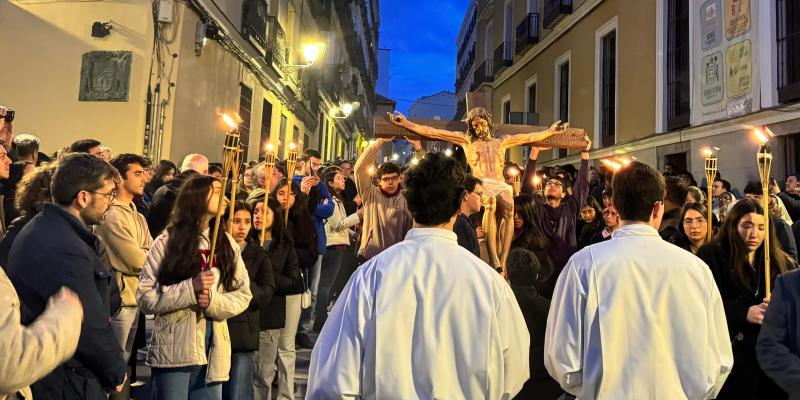 Jóvenes, cofradías y seminaristas llevan la cruz por las calles de Madrid en un Vía Crucis lleno de esperanza, unidad y paz