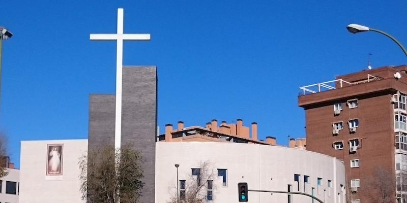 Juan Pedro Gutiérrez administra el sacramento de la Confirmación en Santos Inocentes