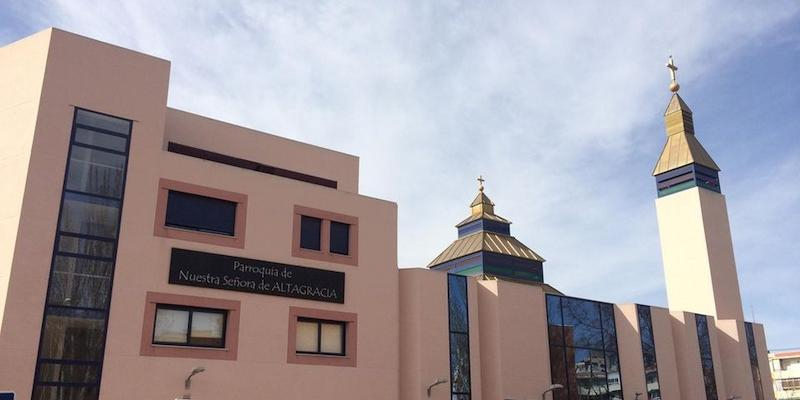 El padre Ángel Camino celebra una Eucaristía en Nuestra Señora de Altagracia