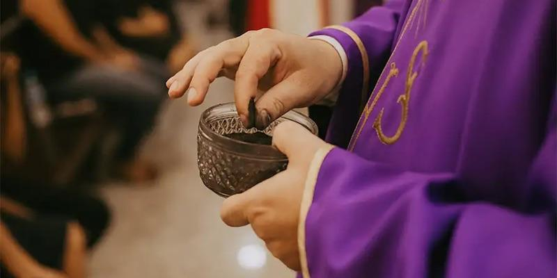 Beata María Ana de Jesús inaugura la Cuaresma imponiendo la ceniza a los alumnos de dos colegios de la zona
