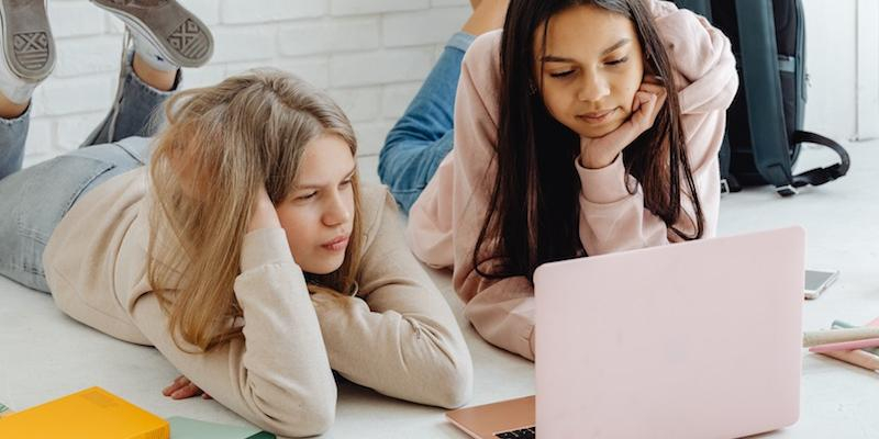 El Centro de Estudios Sociales aborda en un taller cómo afecta el uso de las tecnologías a jóvenes y adolescentes