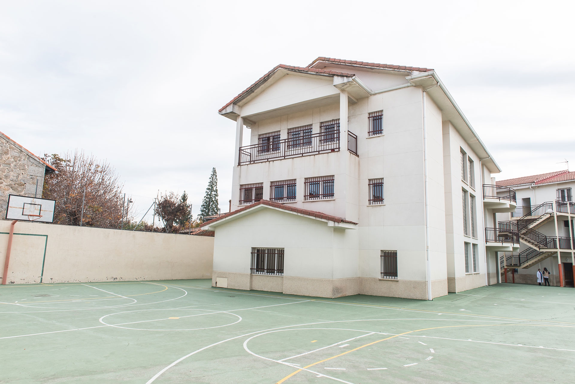 El cardenal Osoro visita el colegio Juan Pablo II de Guadarrama