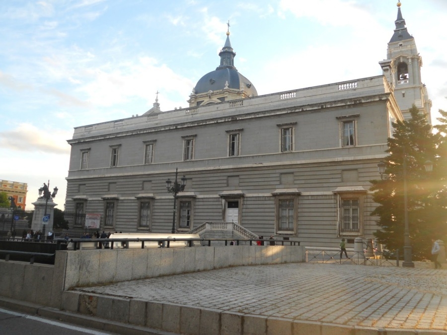 El cardenal Osoro bendice la nueva capilla del Arzobispado