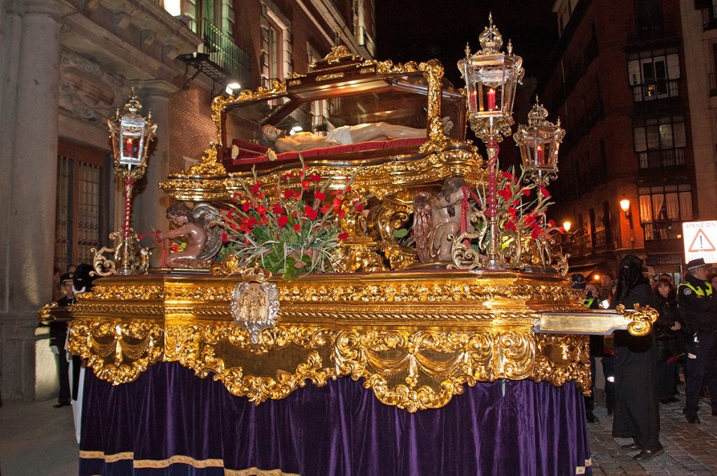 La archicofradía del Santo Entierro recorre las calles del centro de la ciudad el Viernes Santo