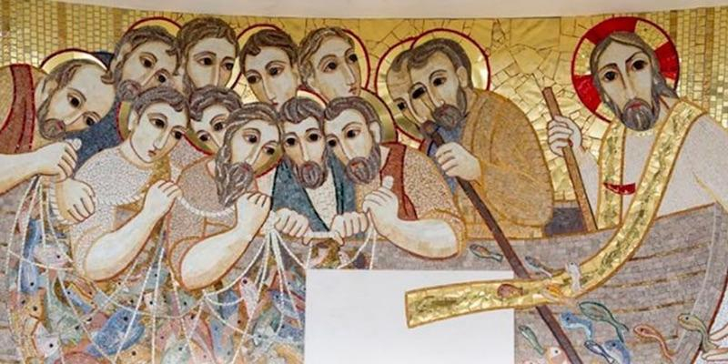 El padre Elías Royón preside en la iglesia de los Carmelitas una Misa en la fiesta de Jesucristo Sumo y Eterno Sacerdote