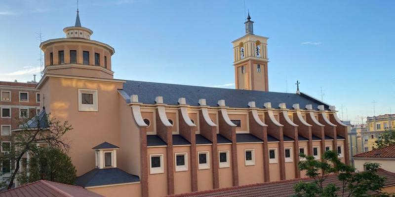 Juan Pedro Gutiérrez administra el sacramento de la Confirmación en Beata María Ana de Jesús