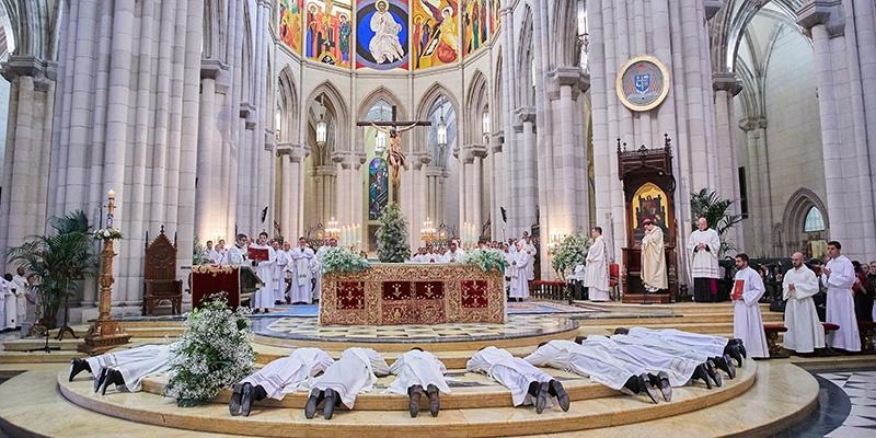 Madrid se prepara para acoger a 17 nuevos sacerdotes en las ordenaciones de la catedral de la Almudena de este sábado