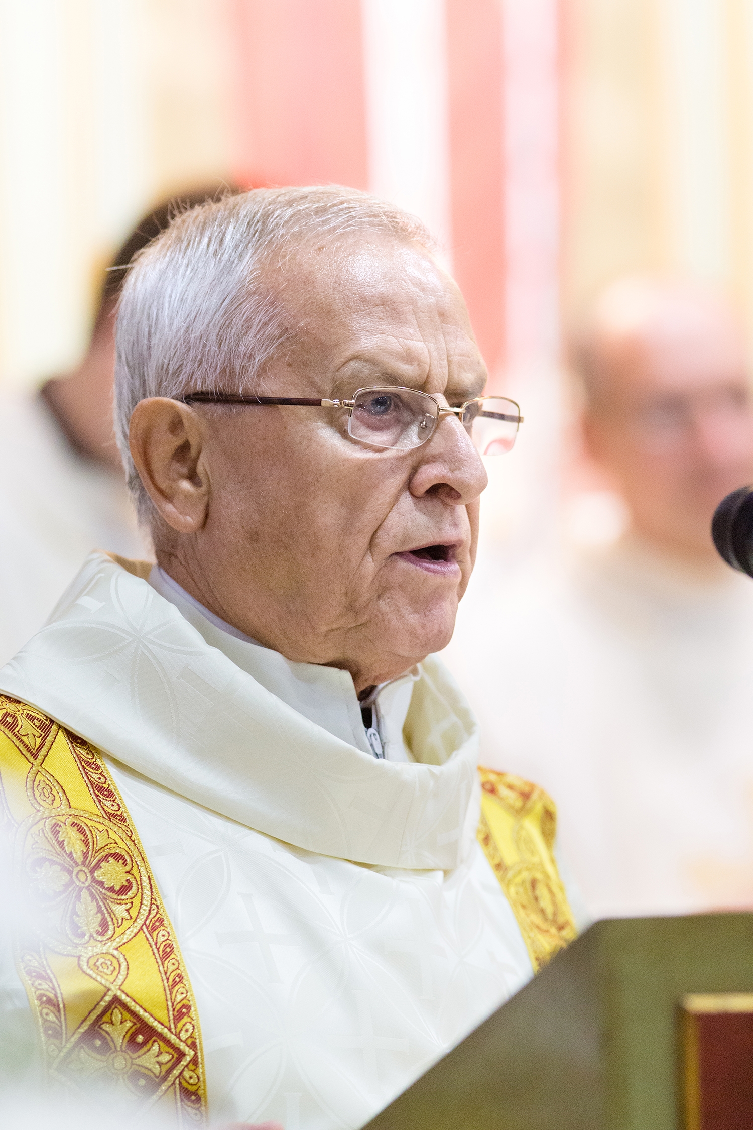 El arzobispo ordena sacerdote al diácono permanente Fausto Marín en San Miguel Arcángel, de Carabanchel