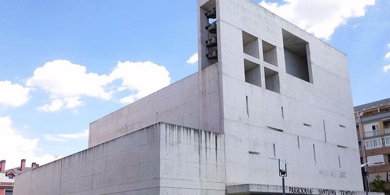 El vicario episcopal de la VII administra el sacramento de la Confirmación en Santísima Trinidad de Collado Villalba