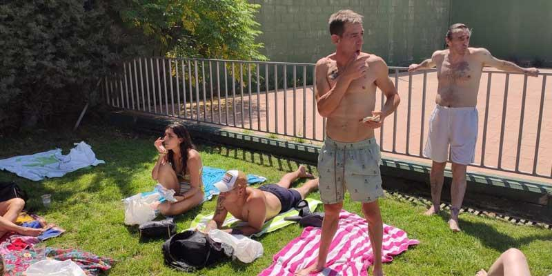 La piscina como lugar de sanación: las personas del Centro de Tratamiento de Adicciones de Cáritas pasan un día de relax