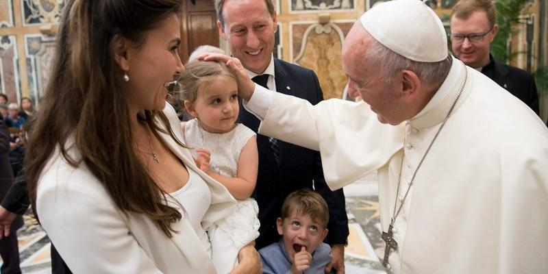 Las delegaciones de Laicos, Familia y Vida y de Jóvenes organizan la mesa 'Ternura, cuidado y familia en los diez años de pontificado de Francisco'