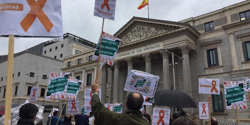La concertada expresa a las puertas del Congreso su rechazo a la Ley Celaá