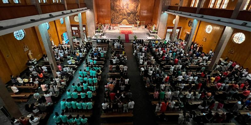 El arzobispo, a los jóvenes que peregrinan a Santiago: «Que el Señor os dé la gracia de sentirle cercano»