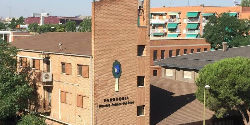 Juan Pedro Gutiérrez administra el sacramento de la Confirmación en Nuestra Señora del Pino de Villaverde Alto