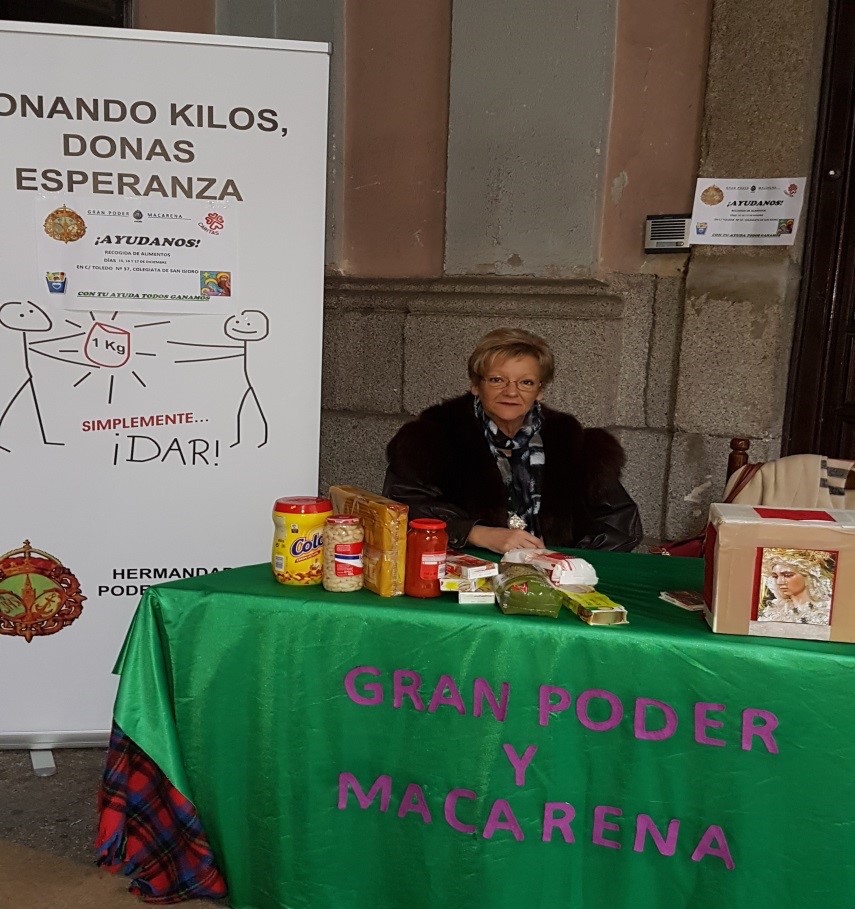 La Hermandad de Jesús del Gran Poder entrega ropa y alimentos a la Cáritas parroquial de la Colegiata de San Isidro