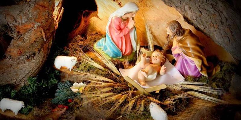 El padre Miguel Gómez bendice en Nochebuena el belén de San Lorenzo Mártir de El Escorial