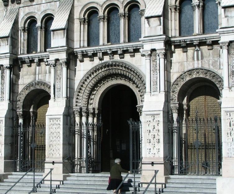 Eucaristía en gregoriano en la cripta de la catedral