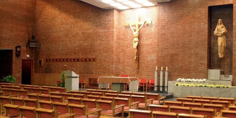 Juan Carlos Merino administra en San Juan Crisóstomo el sacramento de la Confirmación