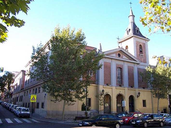 El colegio Nuestra Señora de Fátima celebra la fiesta de su patrona con la visita del cardenal Osoro