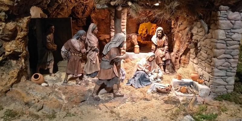 José Luis Mayo explica en la basílica pontificia de San Miguel los secretos del montaje del tradicional belén