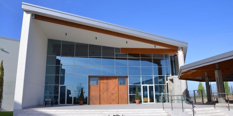 El padre Ángel Camino administra el sacramento de la Confirmación en Santa María la Blanca de Montecarmelo