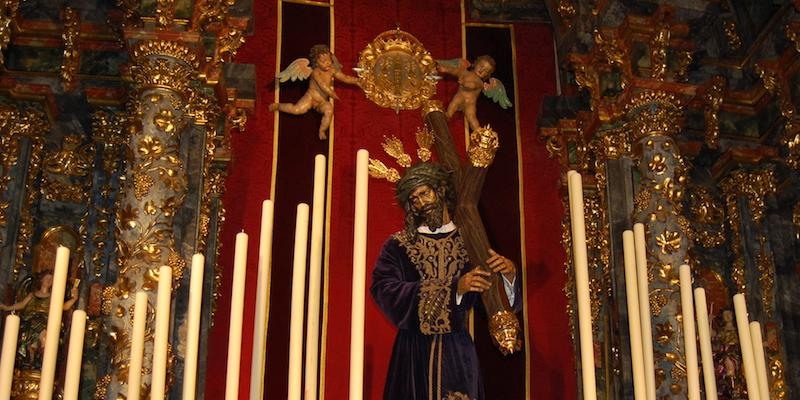 Nuestro Padre Jesús del Gran Poder preside un vía crucis en la colegiata antes de su trasladado a su paso procesional