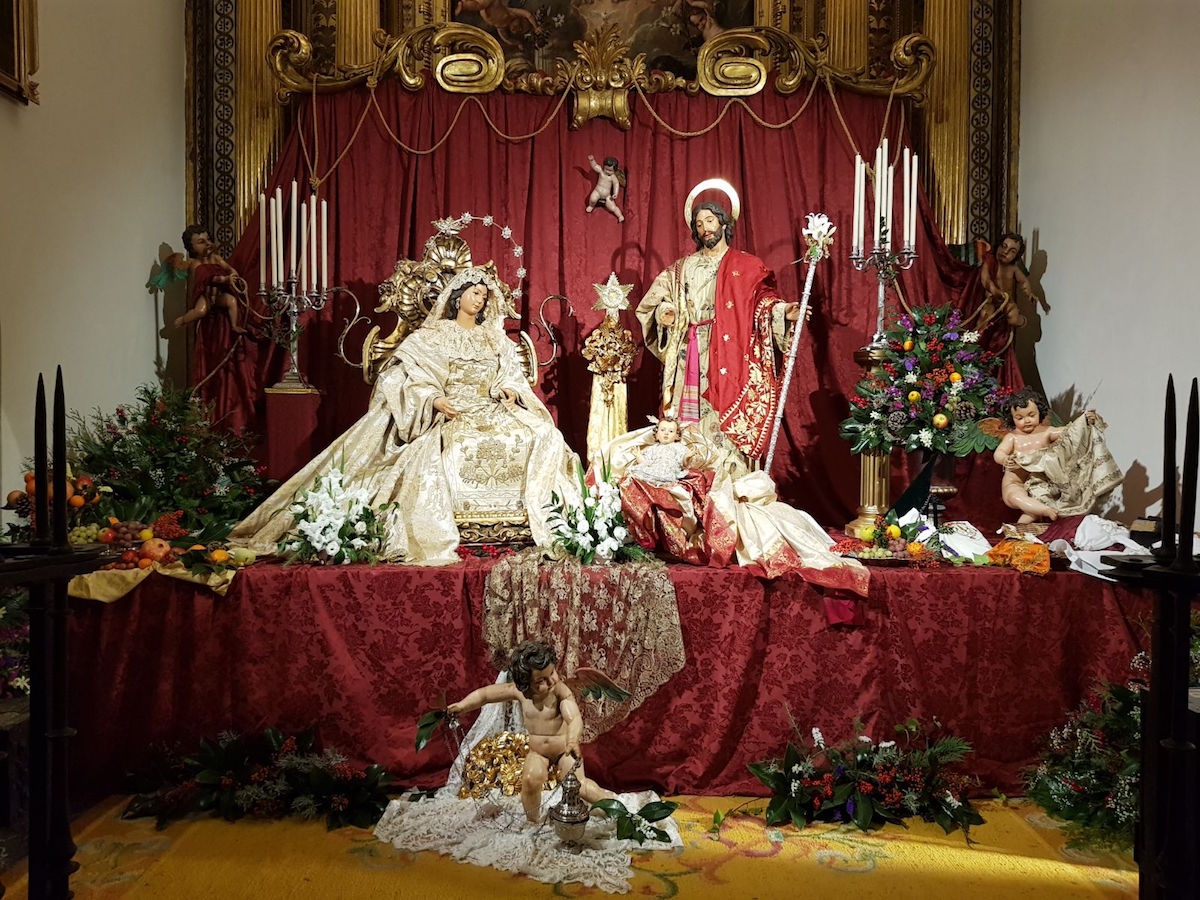 La Hermandad de la Macarena instala un belén en la colegiata de San Isidro