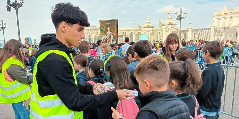 Alumnos que acompañan a alumnos ante la Almudena: «Queremos enseñarles esta tradición»