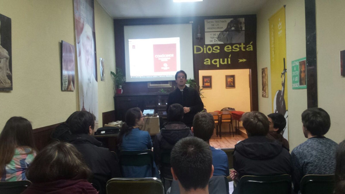 Cáritas Madrid imparte una charla institucional en la universidad como resultado de la II  Feria del Voluntariado, Volunfair