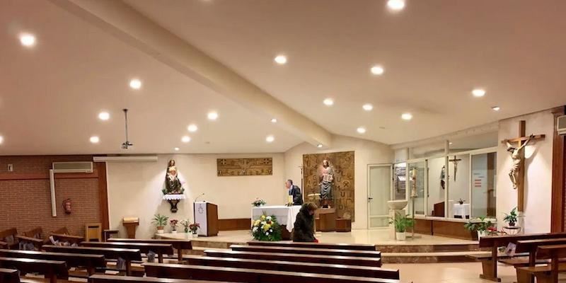 El padre Ángel Camino preside una Eucaristía con sacramento de la Confirmación en Santa María del Val