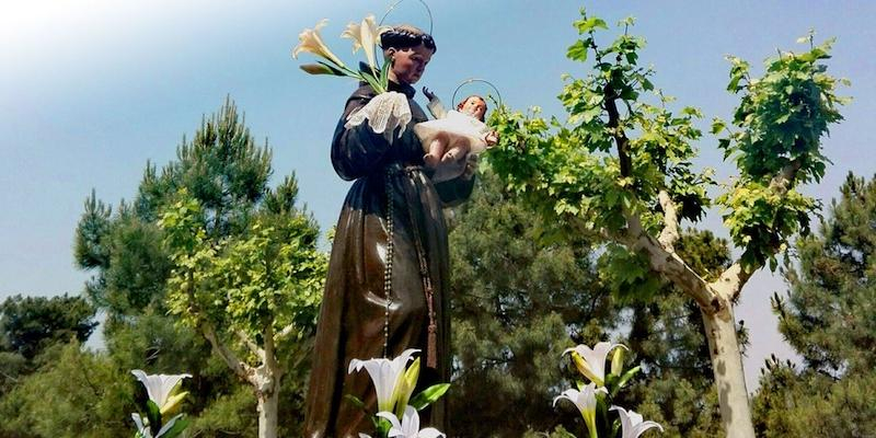Robledo de Chavela comienza las fiestas en honor a san Antonio de Padua con el traslado del santo a la parroquia