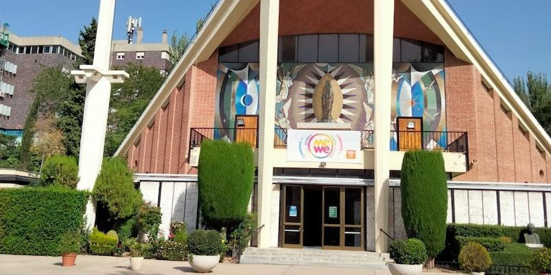 Santa María del Pilar de los Marianistas recibe la visita pastoral de monseñor Jesús Vidal