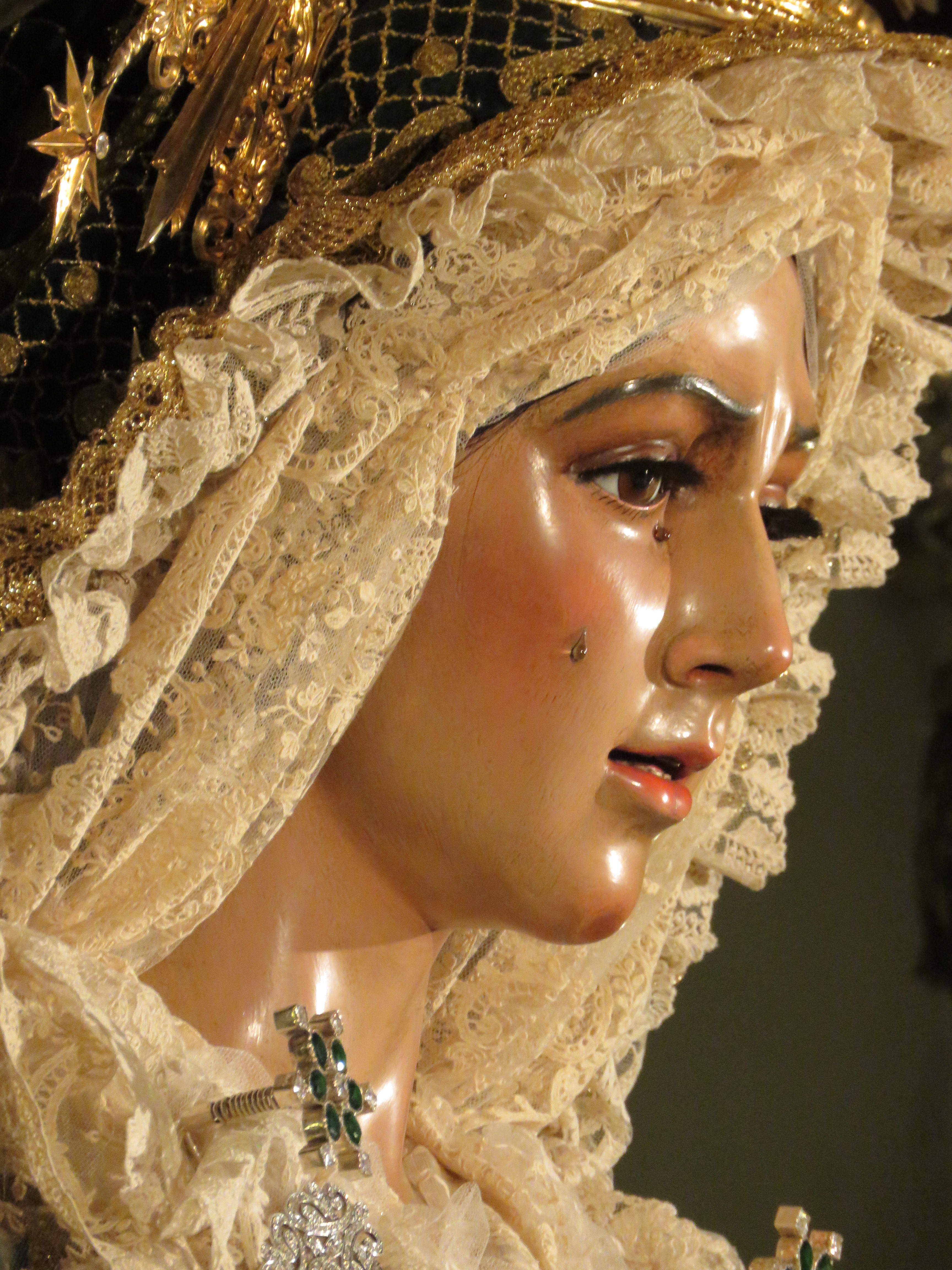 Los niños de la Hermandad del Gran Poder y Esperanza Macarena celebran en la colegiata la última Misa mensual