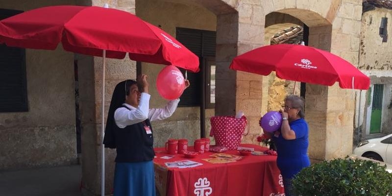 Cáritas Diocesana de Madrid coloca 533 mesas para informar sobre el Día de Caridad 2019