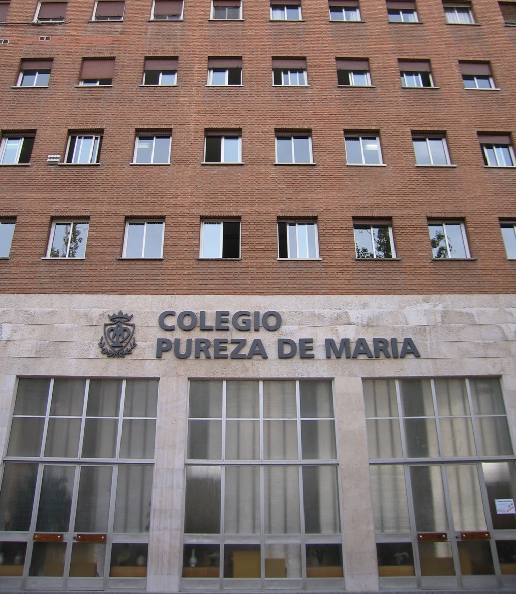 Visita del arzobispo al colegio Pureza de María