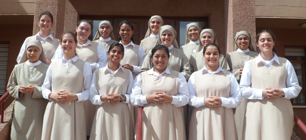 El cardenal preside la ceremonia de la profesión perpetua de cinco hijas de Santa María del Corazón de Jesús
